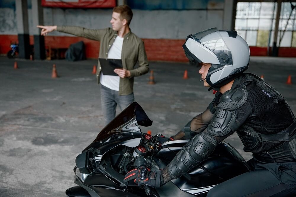 Motosiklet Sürüş Eğitimlerinin Faydaları ve Önerilen Motosiklet Kurs Aşamaları